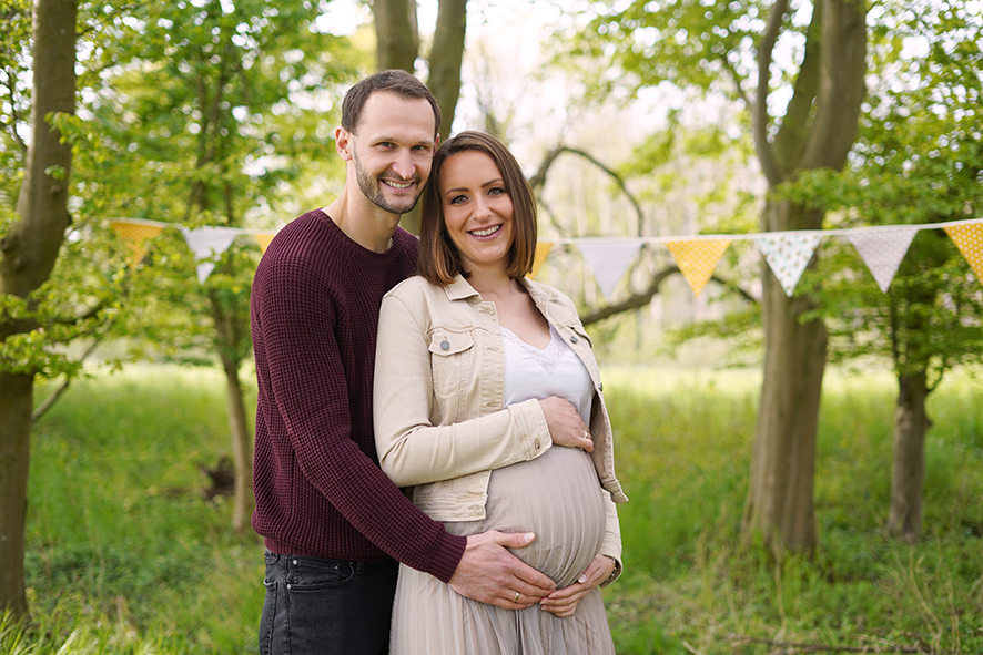 Babybauchshooting mit Partner in der Natur