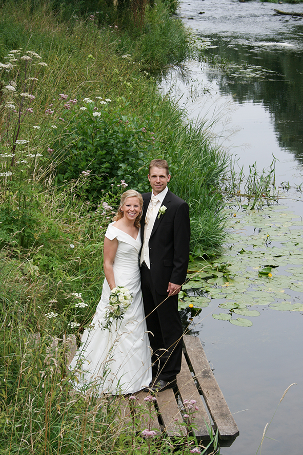 Romantische Hochzeitsfotos am Fluss