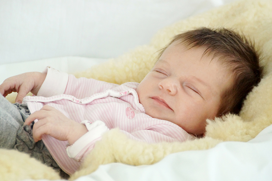 Neugeborenenfotos zu Hause