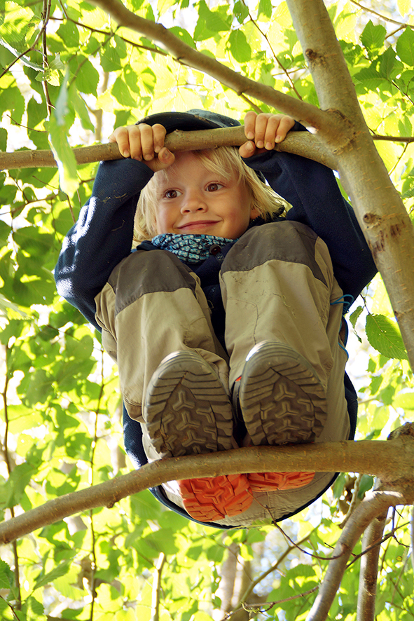 Kinderfotografie in der Natur enstehen beim natürlichen Spielen