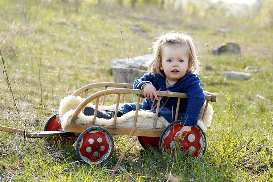 Kinderfotografie mit niedlichen Accessoires in der Natur